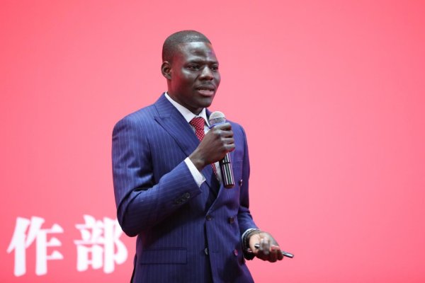 十大股票配资网址 寰宇同窗, 燕园远航丨在交汇中前行: 托马的中国求学记